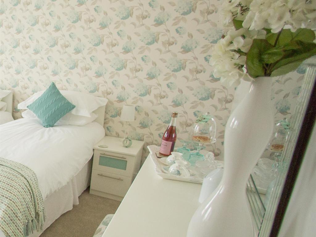 Queen Bee & B Merthyr Tydfil Bagian luar foto